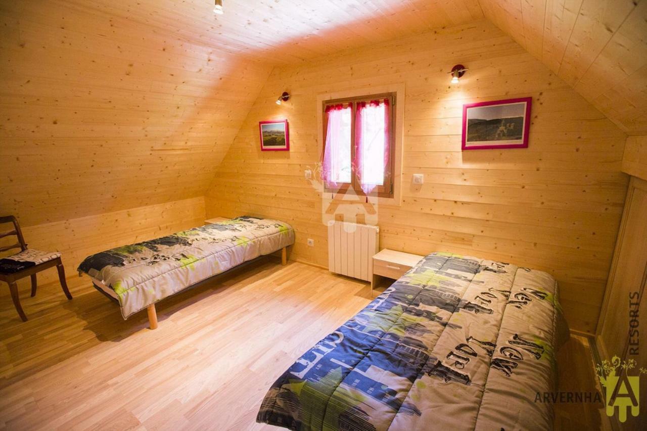 Chalet Des Noisettes Murol Bagian luar foto